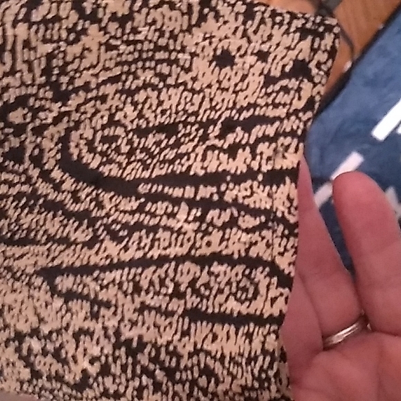 Like New Nicola Small/Medium Tan Black Design Lon Sleeves Top - Picture 6 of 9